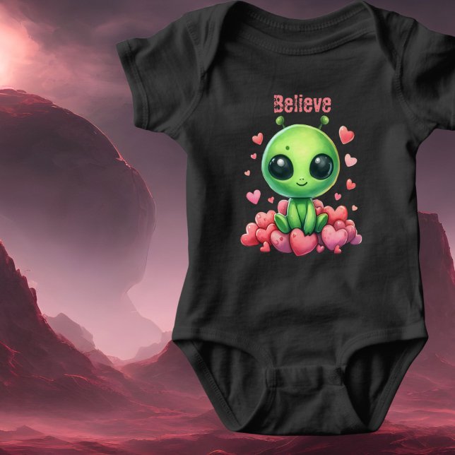 Alien sitzend im Herzen Liebe UFO Glauben Scifi-Sp Baby Strampler (Von Creator hochgeladen)