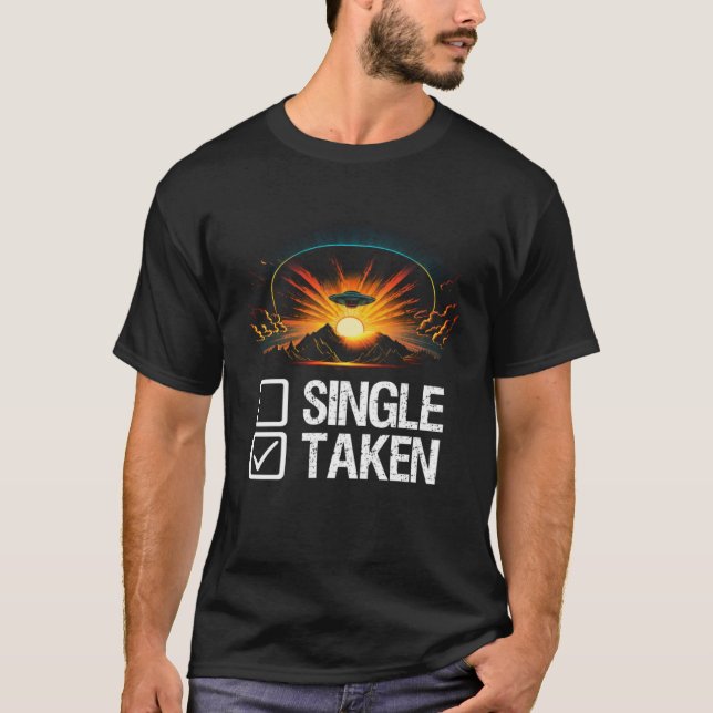 Alien UFO Spaceship Single Or Taken   Valentines D T-Shirt (Vorderseite)