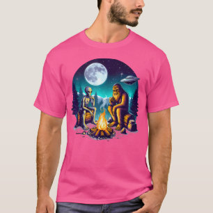 Alien und Bigfoot am Lagerfeuer T-Shirt
