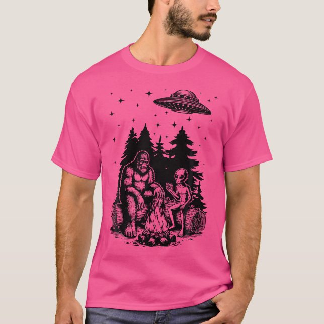 Alien und Bigfoot Campfire Sasquatch Ufo für Outdo T-Shirt (Vorderseite)