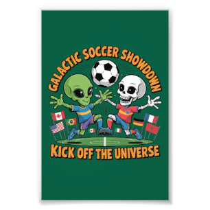 Alien vs Skelett Galaktischer Fußball-Showdown L Fotodruck