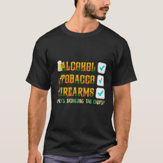 Alkohol Tabak Feuerwaffen, die die Chips bringen T-Shirt