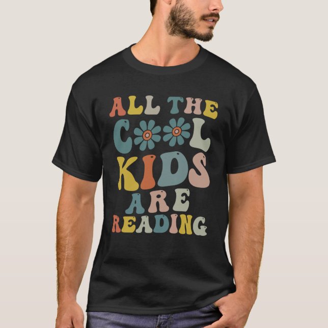All Cool Kids Are Reading Book Nerd Reading Groovy T-Shirt (Vorderseite)