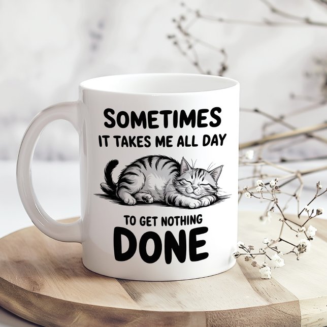 "All Day Doing Nothing" Funny Lazy Cat Coffee Mug Kaffeetasse ("All Day Doing Nothing" Funny Lazy Cat Coffee Mug on a sunny boho neutral kitchen table)