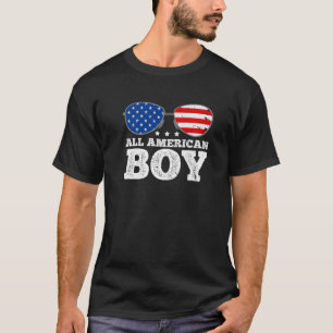 Alle amerikanischen Jungen mit Sonnenbrille und US T-Shirt