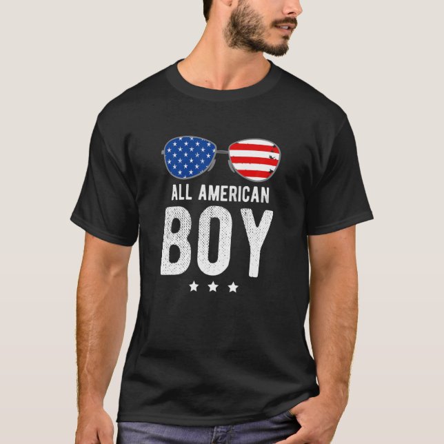 Alle amerikanischen Jungen mit Sonnenbrille und US T-Shirt (Vorderseite)
