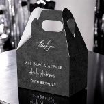 Alle Black Affair Birthday Party Modernes Elegante Geschenkschachtel<br><div class="desc">Feiern Sie mit unseren Geburtstagsparty-Lieblingsboxen aus All Black Affair im eleganten Stil. Diese Boxen sind perfekt für moderne und elegante Veranstaltungen geeignet und ergänzen jedes stilvolle Geburtstagsfest. Sie sind in Schwarz mit personalisierten Akzenten gefertigt und eignen sich ideal zum Befüllen mit süßen Leckereien, Mini-Keepsakes oder Gastgeschenken. Beeindrucken Sie Ihre Gäste...</div>