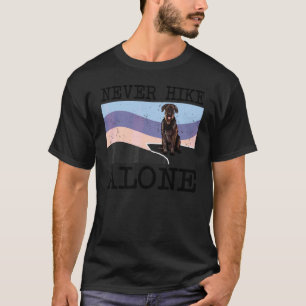 Allein wandern niemals Riesenschnauzer-Hund Wander T-Shirt