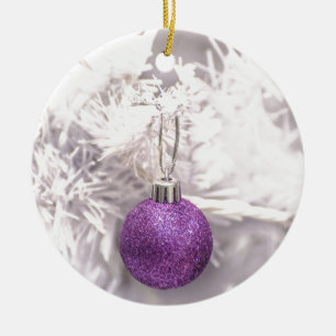 Alleiner lila Weihnachtsball Keramikornament