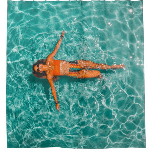 Alleinschwimmen von Frauen im Wasser Duschvorhang