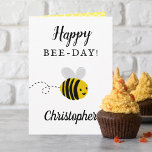 Alles Gute für den Bienentag! Funny Bee Birthday Karte<br><div class="desc">Versenden Sie einen besonderen Bienentag mit dieser niedlichen und lustigen Geburtstagskarte. Der Name auf der Vorderseite kann für diese besondere Person leicht personalisiert werden,  und die Innenseite der Grußkarte ist leer,  damit Sie eine persönliche Nachricht schreiben können.</div>