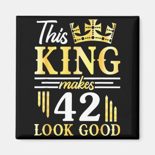 Alles Gute zum Geburtstag, dieser König wird 42 Ja Magnet
