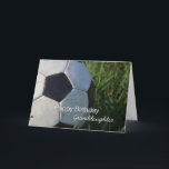 Alles- Gute zum Geburtstagfußball-Enkelin Karte<br><div class="desc">Eine Fußballgeburtstagskarte der Enkelin mit einem nahen hohen Foto eines Fußbalballs im Gras und der Wörter "alles- Gute zum Geburtstagenkelin" an der Unterseite im Weiß.</div>