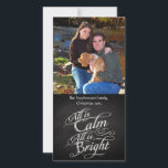 Alles ist Calm Chalkboard Weihnachten<br><div class="desc">Alles ist ruhig,  alles ist hell. Single-seitige Fotokarte mit vertikaler Porträtausrichtung. Dunkle Holzkohle graue Kalkboard schwarze Bretter Hintergrund mit Kreide-Look extravagante Schrift geschrieben mit Worten aus dem berühmten Weihnachtskarol,  Silent Night. Ein hübsches und fühlendes Element,  das an die Schönheit und den Glanz der Saison erinnert!</div>