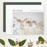 Alles ist hell Minimal Weihnachten Kinder Foto Grü<br><div class="desc">Eine stilvolle Foto-Grußkarte mit klassischer Typografie "alles ist hell" in Schwarz auf einem sauberen, weißen Hintergrund und einem dunkelwaldgrünen Farbton auf der Rückseite. Foto und Text lassen sich einfach für eine persönliche Touch anpassen. Ein einfaches, minimalistisches und zeitgenössisches Weihnachtsdesign, das sich in dieser Urlaubssaison auszeichnet! Das abgebildete Bild dient nur...</div>