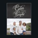 Alles ist ruhig, alles ist hell khalkboard Weihnac Feiertagspostkarte<br><div class="desc">Alles ist ruhig,  alles ist hell. Dunkle Holzkohle graue Kalkboard schwarze Bretter Hintergrund mit Kreide-Look extravagante Schrift geschrieben mit Worten aus dem berühmten Weihnachtskarol,  Silent Night. Ein hübsches und fühlendes Element,  das an die Schönheit und den Glanz der Saison erinnert!</div>