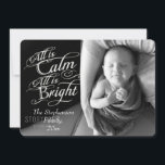 Alles ist ruhig und hell Overlay Weihnachts-Foto Feiertagskarte<br><div class="desc">Klassische, raffinierte Fotokarte ist elegant und ideal für Familie, Baby oder jeden! Alles ist ruhig, alles ist hell. Dunkle Holzkohle graue Kalkboard schwarze Bretter Hintergrund mit Kreide-Look extravagante Schrift geschrieben mit Worten aus dem berühmten Weihnachtskarol, Silent Night. Ein hübsches und fühlendes Element, das an die Schönheit und den Glanz der...</div>