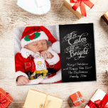 Alles ist ruhig und hell - Weihnachts-Foto im Halb Feiertagskarte<br><div class="desc">Klassische, raffinierte Fotokarte ist elegant und ideal für Familie, Baby oder jeden! Alles ist ruhig, alles ist hell. Dunkle Holzkohle graue Kalkboard schwarze Bretter Hintergrund mit Kreide-Look extravagante Schrift geschrieben mit Worten aus dem berühmten Weihnachtskarol, Silent Night. Ein hübsches und fühlendes Element, das an die Schönheit und den Glanz der...</div>