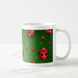 Alles ist von den Marienkäfern voll Tasse