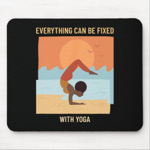 Alles kann mit Yoga behoben werden (Yoga-Grafik) Mousepad