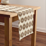 Alles Poppy Sesam Seed Bagel Frühstück Essen Kurzer Tischläufer<br><div class="desc">Das Design zeigt eine originelle Marker-Illustration eines leckeren alles Bagel, überzogen mit Mohnsamen, Sesamsamen, Zwiebelflocken, Salz und viel Knoblauch. Genau wie die Art, die von Ihrer lokalen Bäckerei gemacht wurde! Dieses Feinschmecker-Design ist auch auf anderen Produkten erhältlich. In diesem Shop finden Sie auch viele weitere Illustrationen zum Thema Essen. Sehen...</div>