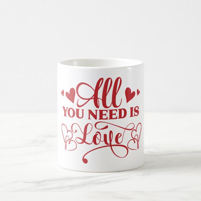 Alles was du brauchst ist Liebe Typografie Kaffee  Kaffeetasse (Mittel)