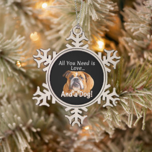 Alles, was du brauchst, ist Liebe und Bulldogge - Schneeflocken Zinn-Ornament