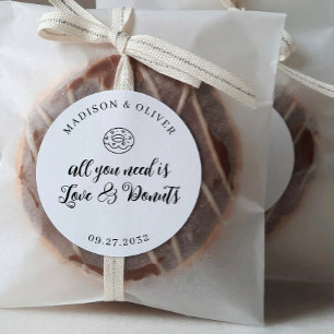 Alles was du brauchst ist Liebe und Donuts Hochzei Runder Aufkleber
