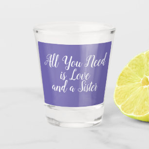 Alles, was du brauchst, ist Liebe und eine lila un Schnapsglas