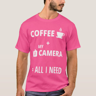 Alles was ich brauche ist Kaffee und meine Kamera T-Shirt