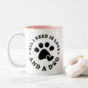 Alles was ich brauche ist Liebe und ein Hund Zitat Zweifarbige Tasse