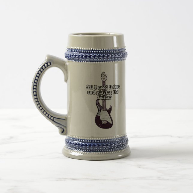 Alles was ich brauche ist Liebe und Gitarre spiele Bierglas (Links)