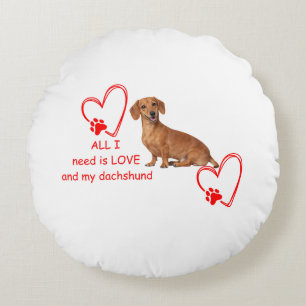 "Alles was ich brauche, ist Liebe und mein Dachshu Rundes Kissen
