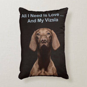 Alles was ich brauche ist Liebe und mein Vizsla Dekokissen