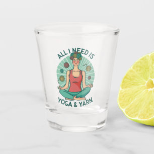 Alles, was ich brauche, ist Yoga und Yarne Phrase Schnapsglas