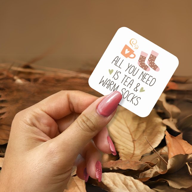 Alles was Sie brauchen ist Tee & warme Socken Quadratischer Aufkleber (All you need is Tea & Warm socks Square Sticker)