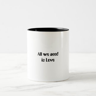 "Alles, was wir brauchen, ist Liebe" geschriebene  Zweifarbige Tasse