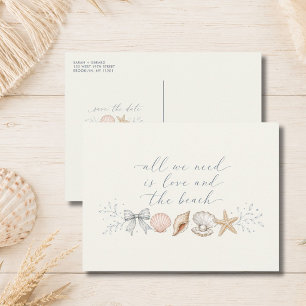 Alles was wir brauchen ist Liebe & Strandhochzeit Ankündigungspostkarte