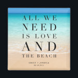 Alles was wir brauchen ist Liebe und die Hochzeit  Magnet<br><div class="desc">Schöne Magnete aus der Gastgeschenk Hochzeit am Strand mit dem Sprichwort "Alles was wir brauchen ist Liebe und Strand". Maßgeschneidert mit Ihren Namen und Hochzeitstermin.</div>
