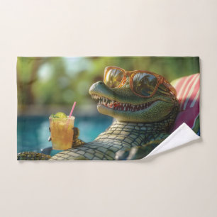 Alligator genießt ein poolside Cocktail Handtuch
