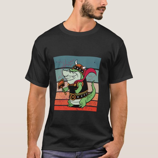Alligator Wikinger Cartoon Spaß wilder Hammer Rüst T-Shirt (Vorderseite)