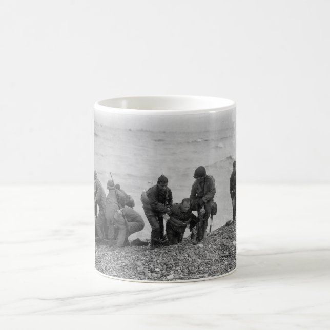 Alliierte Streitkräfte, die auf dem Tasse (Mittel)