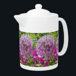 Allium & Summer Blume Tea Pot<br><div class="desc">Nun,  da der Sommer hier ist,  ist es wunderbar,  die Gärten voller bunter Blume noch einmal zu sehen. In diesem wunderschönen Blumendesign ist ein glorreiches lila Foto in voller Blüte umgeben von lebhaften,  schockierenden rosa Gänseblüten.</div>
