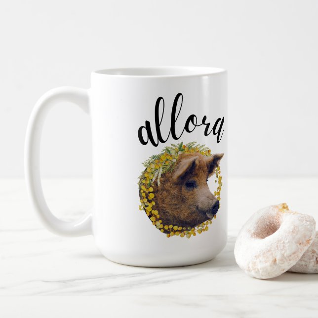 Allora (mit einem Blume-Kranz aus Wollschwein und  Kaffeetasse (Mit Donut)