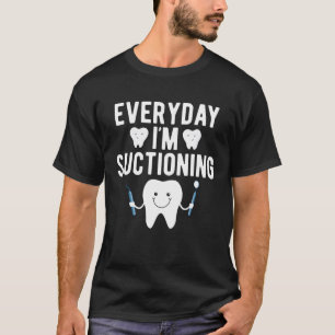 Alltag im Suktionieren Funny Dental Assistant T-Shirt