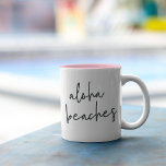 Aloha Beaches Zweifarbige Tasse<br><div class="desc">Die sommerlich schicke Tasse besticht durch ihre "Aloha-Strände" in frischen handgeschriebenen Schriften. Wir haben es im zweifarbigen Stil mit einem rosafarbenen Interieur für einen Pop der schicken Sommerfarbe Liebe!</div>