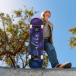 Aloha, coole Typografie, lila Ananas ombre Skateboard<br><div class="desc">"Aloha" Bringen Sie ein bisschen Hawaiianinseln in Ihre Stadtstraßen, wenn Sie diese farbenfrohe, schicke, auffällige, stilvolle, moderne Skateboard mit knuspriger, handgeschriebener Schrift-Typografie über ein bedrücktes grafisches, lila blaues Ananas-Muster auf einem schwarzen Hintergrund benutzen. Macht jedes Mal, wenn Sie auf dem Bürgersteig surfen, ein lustiges und stilvolles Statement. Macht ein tolles...</div>