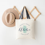 Aloha Pineaple | Begrüßungstasche Tragetasche<br><div class="desc">Herzlich willkommen auf Ihrem Hawaii oder in Ihrer Hochzeit in Urlaubsort mit diesen schicken und modernen personalisierten Totentaschen. Design-Features "aloha" in marineblau moderne handgeschriebene Kalligrafieschrift überlagert auf einer tropisch türkisfarbenen Ananas Illustration. Fügen Sie Ihre Namen und das Hochzeitsdatum in kurvigem Text über und unter dem zentralen Design.</div>