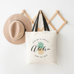 Aloha Pineaple | Begrüßungstasche Tragetasche<br><div class="desc">Herzlich willkommen auf Ihrem Hawaii oder in Ihrer Hochzeit in Urlaubsort mit diesen schicken und modernen personalisierten Totentaschen. Design-Features "aloha" in modernen handgeschriebenen Kalligrafieschriften überlagert auf einer grünen und gelben Ananas-Abbildung. Fügen Sie Ihre Namen und das Hochzeitsdatum in kurvigem Text über und unter dem zentralen Design.</div>