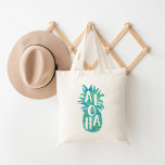 Aloha Pineaple Tragetasche<br><div class="desc">Unsere schicke Inseltote-Tasche ist perfekt für die Beförderung Ihrer Sommeressenzien! Das Design zeichnet sich durch eine tropische Ananas-Silhouette in türkisblau und grün Aquarell aus, wobei der hawaiianische Gruß "Aloha" in handgeschriebenen Stilschriften eingeprägt wird.</div>